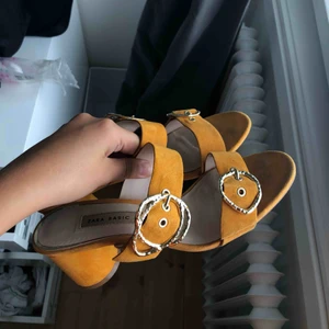  - Jättefina orangea klackskor med guldiga detaljer från zara. Mörs upp i Stockholm eller köparen står för frakt❤️❤️❤️