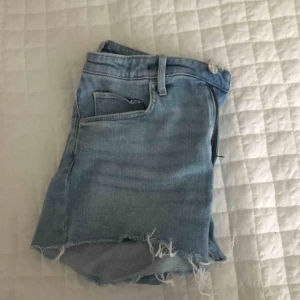  - högmidjade (men de passar som medium-midjade) shorts från h&m :) pris kan diskuteras