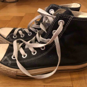  - Svarta höga Converse. Storlek 37,5. I bra skick behövs tvätta kanterna av sulan om man önskar ha de kritvita. Skickas mot frakt.