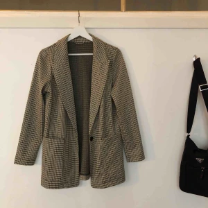  - Kavaj från HM, lappen sitter inte kvar men skulle tippa på att den är i storlek XS/S