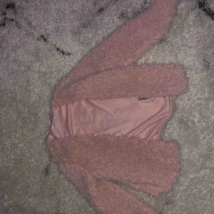  - Babyrosa Pälskofta från Gina tricot- storlek XS, köparen står för frakten men kan också mötas upp i Göteborg💕
