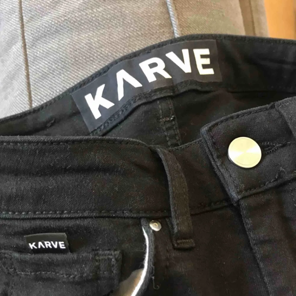 Supersnygga jeans från KARVE som sitter som en schmäck🖤 Passar storlek 34/36. Frakt 54kr💌. Jeans & Byxor.