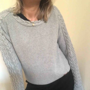  - Fin stockad tröja från Peak Performance. Storlek L men funkar som M också. Fint skick. 