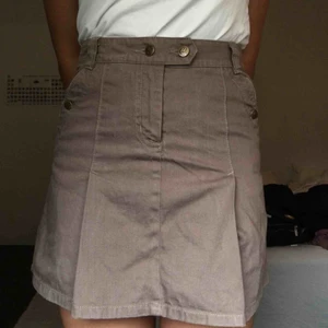  - Superfin kjol från H&M! Kan nämna att den är ganska gammal, men har aldrig använts under dessa år. Står att den är i storlek 34 men känns större. För referens så bär jag 27 tum. Frakt är ej inkluderad och fraktas endast inom Sverige.