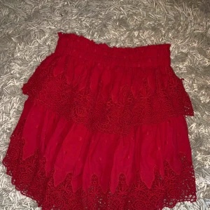  - Kjol från Linn Ahlborgs kollektion med NAKD! Superfin men kommer tyvärr ej till användning, endast använd en gång, därmed mycket fint skick!