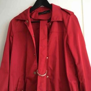  - Kappa i lätt tyg från Zara. Bra kvalite och sitter mycket bekvämt. Ser jättefin ut! Har ett skärp som syns på bilden.   Storlek S.   Använd  max 2 gånger.   Bilden är inte rättvis för färgen kommer inte fram.