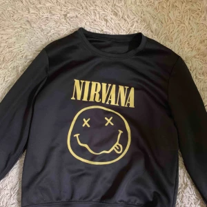  - Skön tröja med nirvana-tryck! Sparsamt använd och i fint skick. Osäker på storlek men skulle säga att alla som har mellan XS-M kan använda tröjan. 