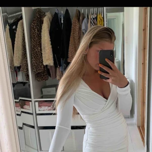  - Vit tajt klänning, bilder lånade från en annan tjej som sålde denna klänning. Helt ny, prislapp kvar, fint skick och sitter jätte fint!!