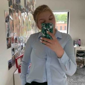  - Ljusblå skjorta, bra kvalitet i storlek M, den ska vara lite lös så säljer pga att den är för liten för mig. Köparen betalar frakt på 18 kr. 