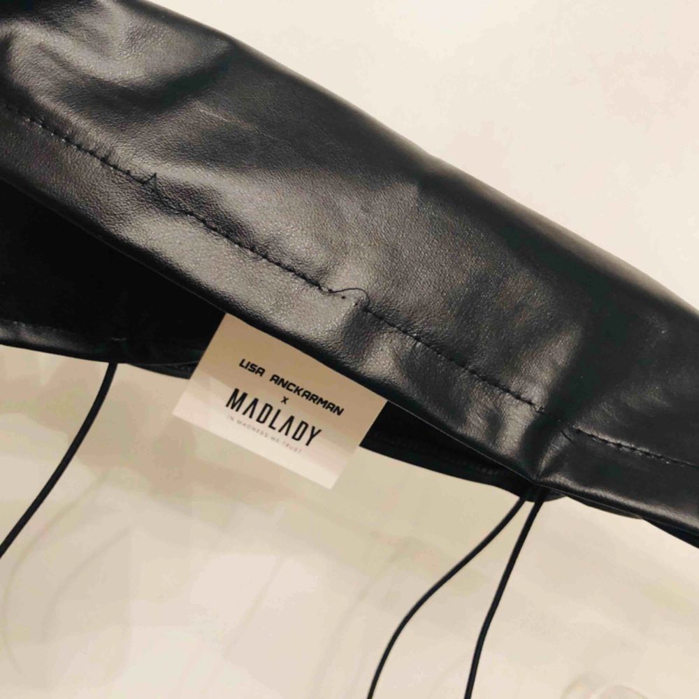 ✨Säljer denna super snygga svarta läder topp från Lisa Anckarmans kollektion aldrig använd (prislappen är kvar) dock så har den lite små skavanker på tråden (se bild) men inget man tänker på annars mkt fint skick✨ . Toppar.