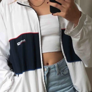  - Supersnygg retro/vintage jacka, köpt av en annan tjej på plick (första bilden är hennes) men säljer vidare då jag inte tror att den kommer att komma till användning, kändes inte riktigt som mig. Pris kan diskuteras!