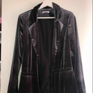  - Superfin blazer i velvet från NAKD 🖤 Endast använd en gång!