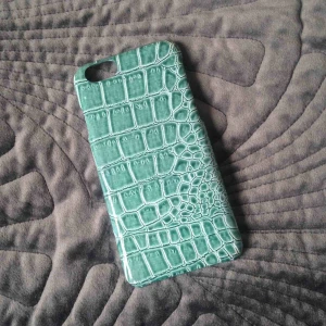  - 💎💎💎BUDGIVNING! (Högsta bud vinner) 💎💎💎Läckert iPhone 6 skal i krockodil/ormmönster! Blågrönt i färgen (syns bäst på bild nr 3) PERFEKT SKICK! Säljer så jag har köpt ny telefon. Frakt på ca 9kr tillkommer