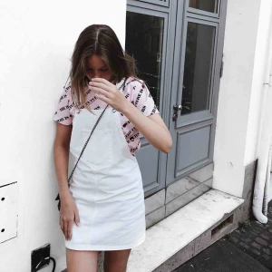  - Vit hängselklänning som passar jättebra med både kort och långärmade tröjor!