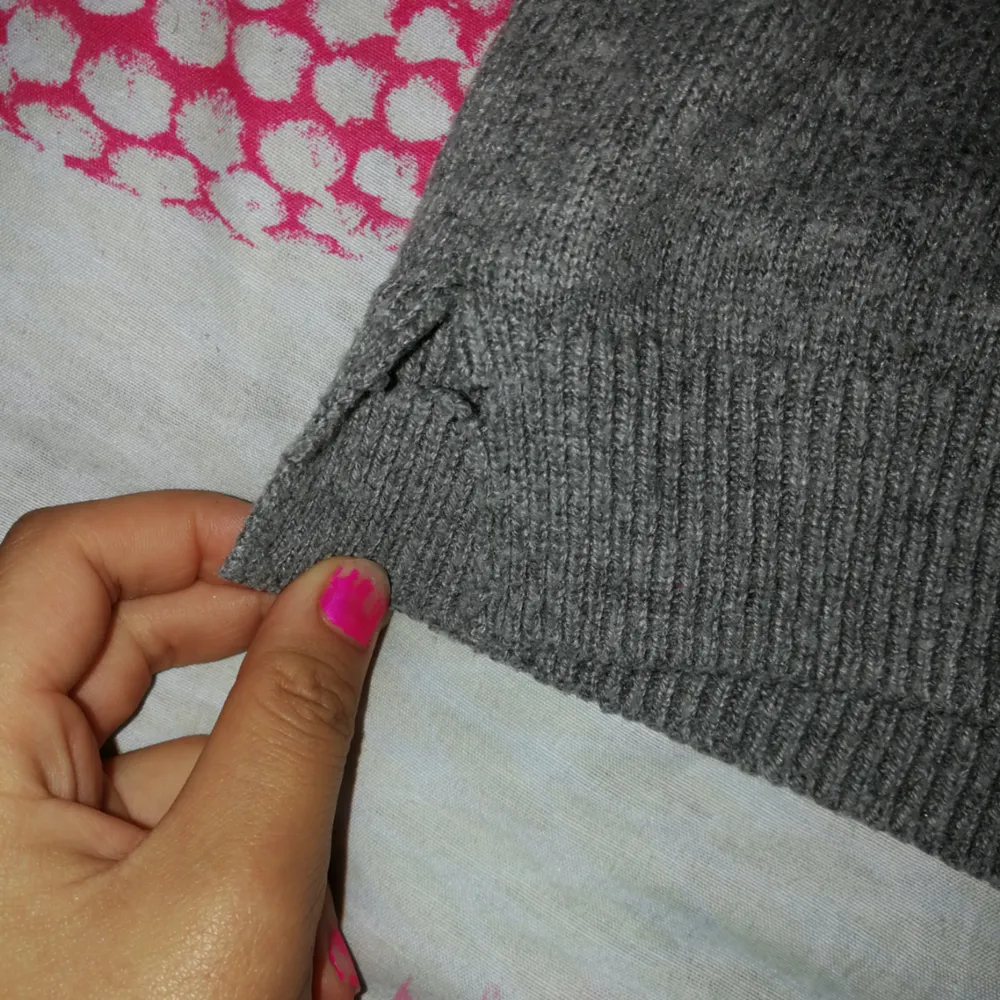 Grå stickad tröja från H&M, har slits på sidorna som har gått ur men jag kan sy om det. . Stickat.