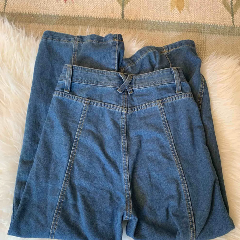 Supersnygga jeans i flare-modell med tillhörande bälte som går att ta av.✨ Säljes pga jag har alldeles för många jeans:)) Aldrig använda alltså nyskick, finns ingen storlek utskriven men passar på en XS-S, de är rätt stretchiga!☀️ frakt 63 kr med postnord!🌸. Jeans & Byxor.