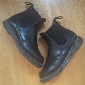  - Svarta Dr. Martens i läder, använt men fortfarande bra skick! Ta 3 betala för 2 (billigaste på köpet) gäller på alla mina annonser!✨ För övrig generell info om hur jag säljer se profil :) 