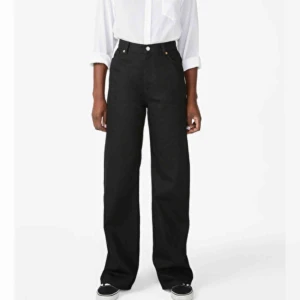  - säljer dessa snygga och super bekväma jeans ifrån monki då jag känner att de inte används tillräckligt mycket. De är använda 5 ggr ungefär och är i ett toppen skick.  frakten diskuteras 