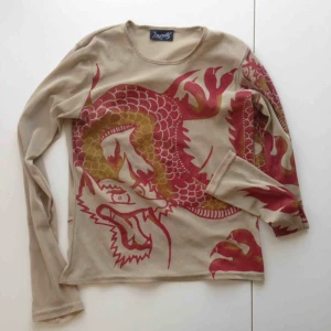  - Transparent tröja med drake och flames, söm som gått upp men annars mkt fint skick