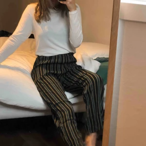  - Jättesköna lösa byxor från Brandy Melville. Storlek one size (passar XS-M pga resårband i midjan). Möts upp i Göteborg, annars står köparen för frakt.