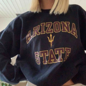  - Skitsnygg oversized collegetröja, köpt på beyond retro, knappt använd och har supersnygg  passform!!