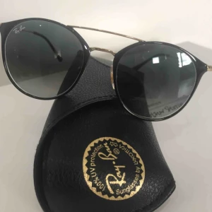  - Supersnygga svarta Raybans som jag köpte spontant men märker att jag inge använder de till vardags så säljer dessa! Originalpris 1400 kr