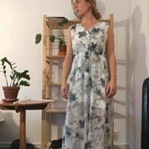  - Är 164 cm och den är når nästan till marken, passar bra på lite finare tillställningar. Har bara använt den bara en gång. 