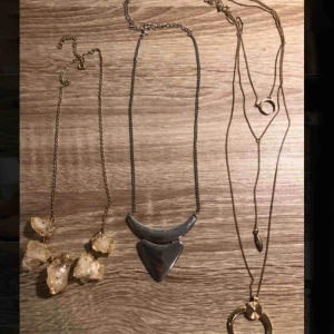  - 30kr/styck  Kan såklart fraktas  Guldiga halsbandet med stenar - SÅLD