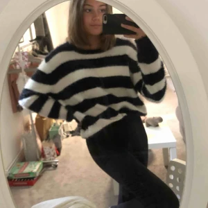  - Snygg stickad tröja, super mysig och funkar för folk med S,XS,M och L. Köpare står för frakt