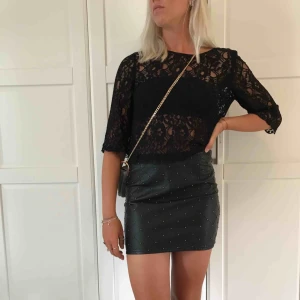  - Check läderkjol med metallpärlor. Strl M men passar mig perfekt och jag har vanligtvis S. Från Bik Bok. Skitgo att dra ett par danssteg i! Köpare står för eventuell fraktkostnad 💃🏼