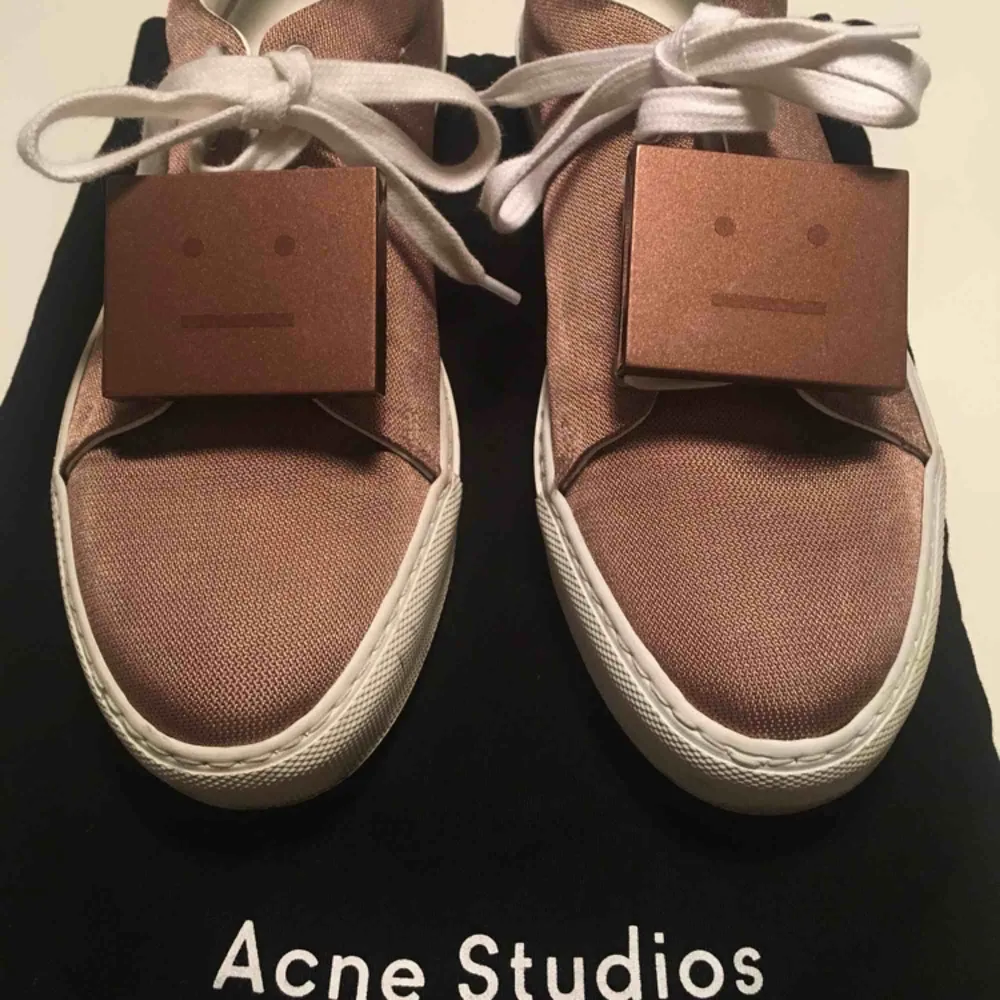 Acne Studios Adriana Sneakers Använda en gång och säljer då jag tyvärr vid första användning kände att de är för små. Inprincip i nyskick så med rätt storlek är de ett fantastiskt fynd. Hoppas de kan göra någon annan glad. Orginalpåsar medföljer.. Skor.
