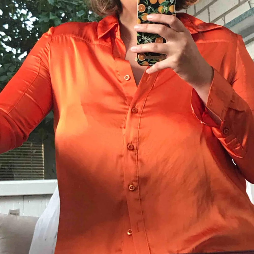 Härlig sidenskjorta som är orange som en 🍊 Frakt tillkommer. Blusar.