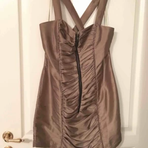  - Snygg fodralklänning i guld strl 12 = 40.  Använd fåtal ggr, som ny!  