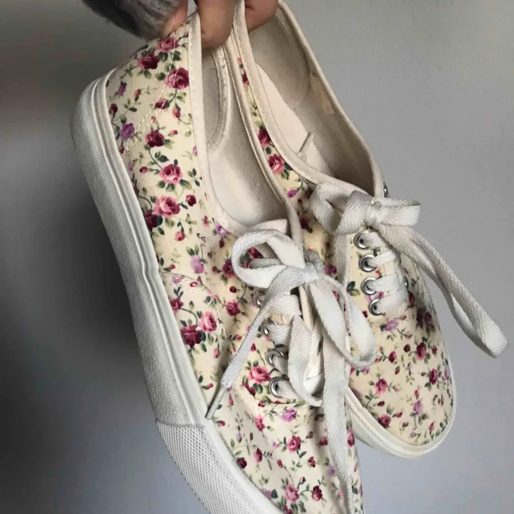 Superfina blommiga skor som sitter toppen på fötterna, använt 1 gång på en skolavslutning!😊 Tveka inte att fråga om du har frågor! Fraktar pm du står för frakten😊💕. Skor.