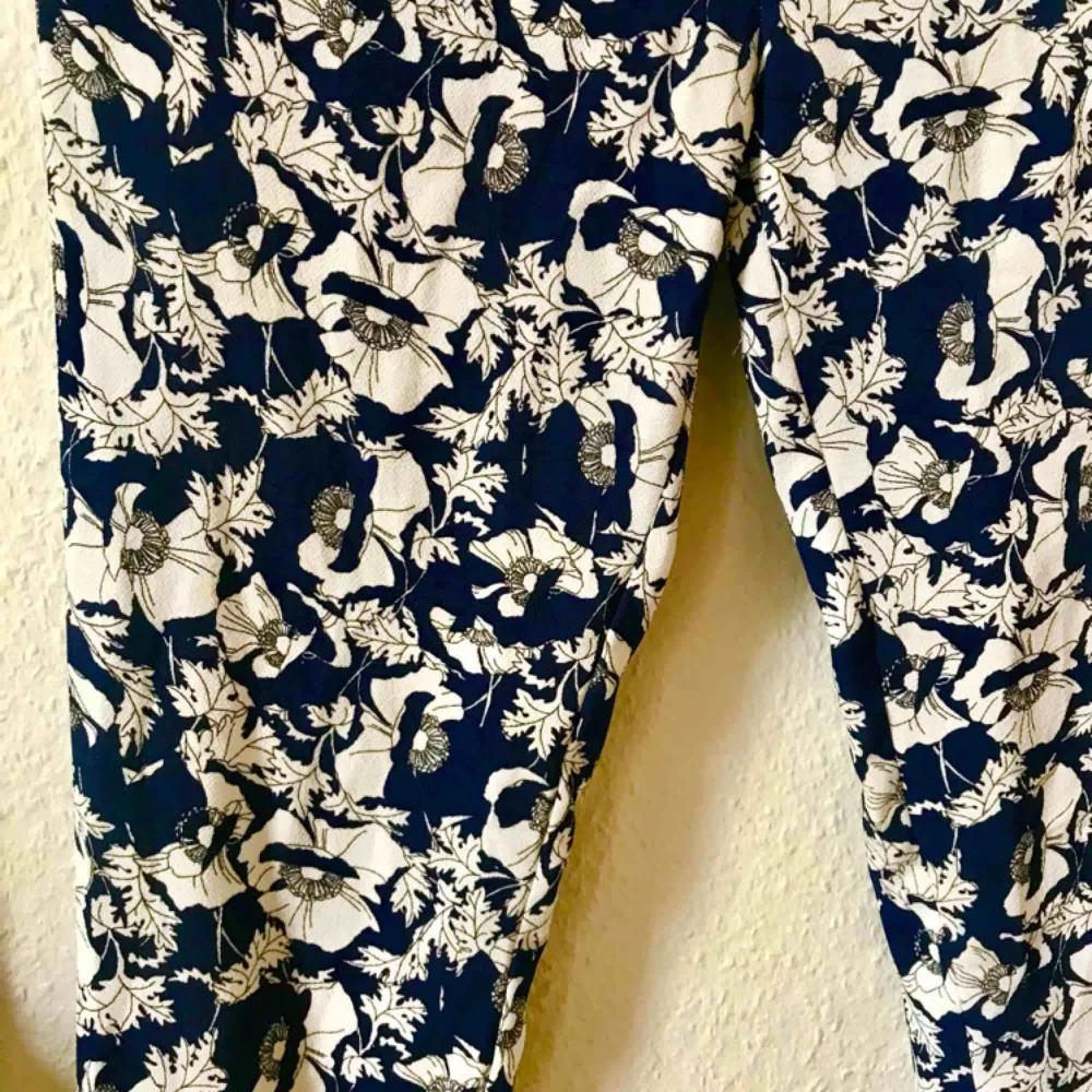 Fina byxor från Zara i mörkblått! Sista bilden är ett försök att fånga färgen bättre. Använda kanske två gånger! Frakt: 59kr. Jeans & Byxor.