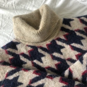  - Super fin och härligt stickad från HM studio AW18!  En blandning av mohair och ull, så verkligen bra kvalitet!  Den är knappt använd!   Köparen står för frakt! 🥰