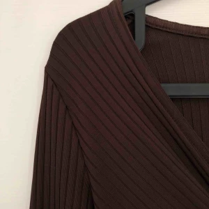  - Långärmad body från hm. Sitter supersnyggt och har en jättefin brunlila färg 