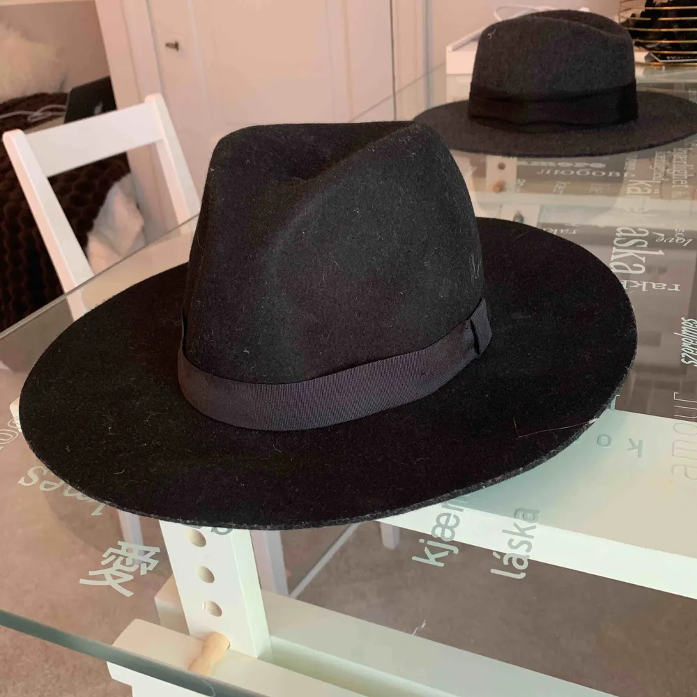 En svart hatt (one size) . Accessoarer.