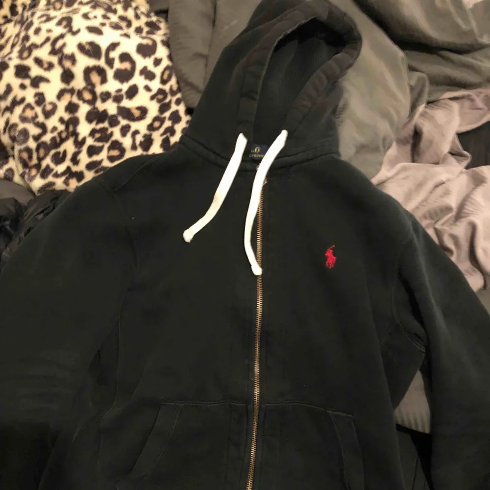 Ny ÄKTA Ralph lauren hoodie, storlek M, passar för i princip alla mellan XS-M beroende på hur du vill att den ska sitta😊 köpt för cirka 400kr, tar endast swish, frakt = 50kr💘. Hoodies.