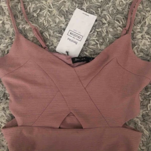  - En topp från bershka som är i en mycket stretchig material samt en mycket fin rosa färg! Pristaggen är på då jag aldrig har använt den.