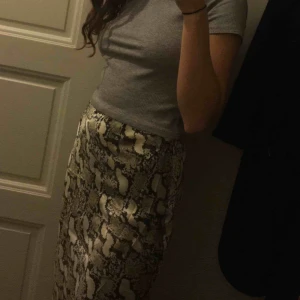  - Kjol i ormskinnsmönster. Använd en gång. Köparen står för frakt ☀️