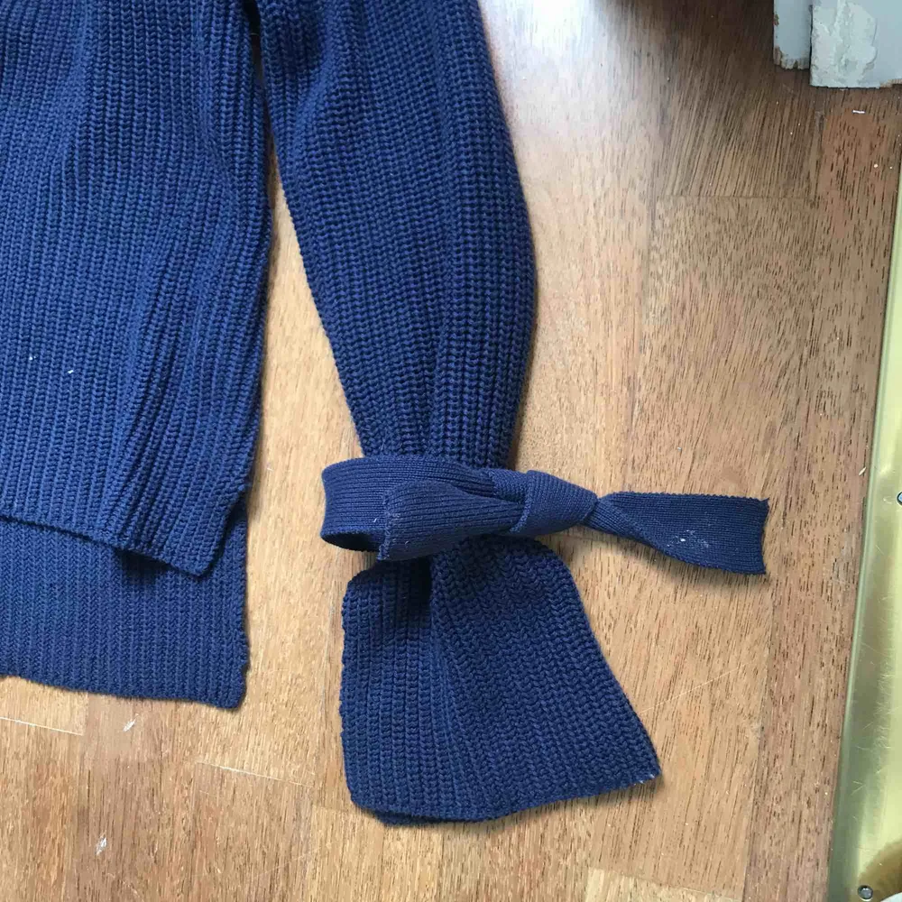 Jättefin marinblå stickad tröja med knytdetaljer på ärmarna!. Tröjor & Koftor.
