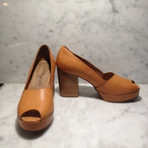 Peeptoe-klackar från Sixtyseven. Knappt använda, i nyskick. Superfina. Klackhöjd 9 cm - Peeptoe-klackar från Sixtyseven. Knappt använda, i nyskick. Superfina. Klackhöjd 9 cm