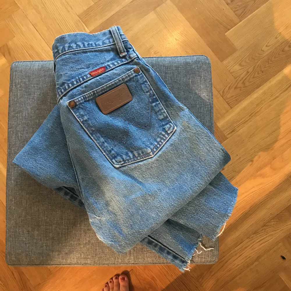 (Passar mig inte, så har tyvärr ingen bild med dem på)   Säljes dessa wrangler jeans i den perfekta jeansfärgen och i rak modell. Finns ingen storlek men skulle säga att de är i storlek XS.   Frakt tillkommer . Jeans & Byxor.