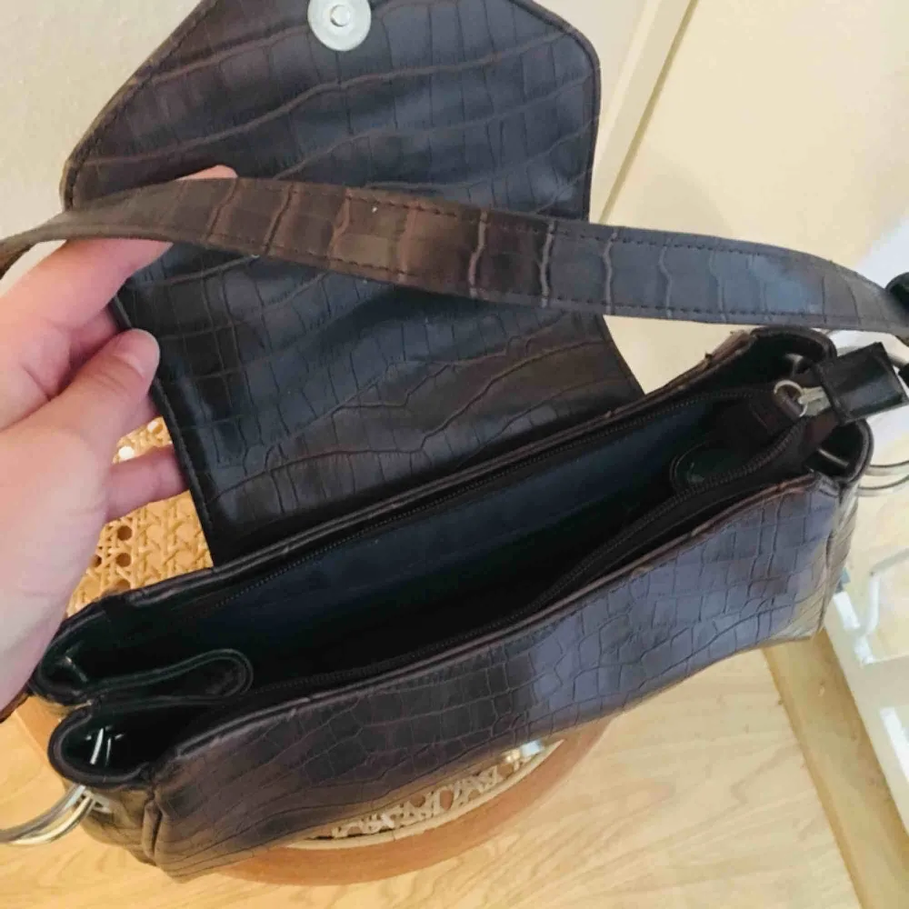 Supersnygg brun vintage handväska i läder, köpt här på plick men säljer vidare den då jag inte använder den tillräckligt. 👜. Väskor.