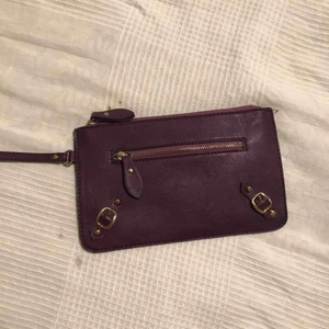  - Snygg lila handväska. Smidig att ta med och ha i handen.   Köparen står för frakten 💗