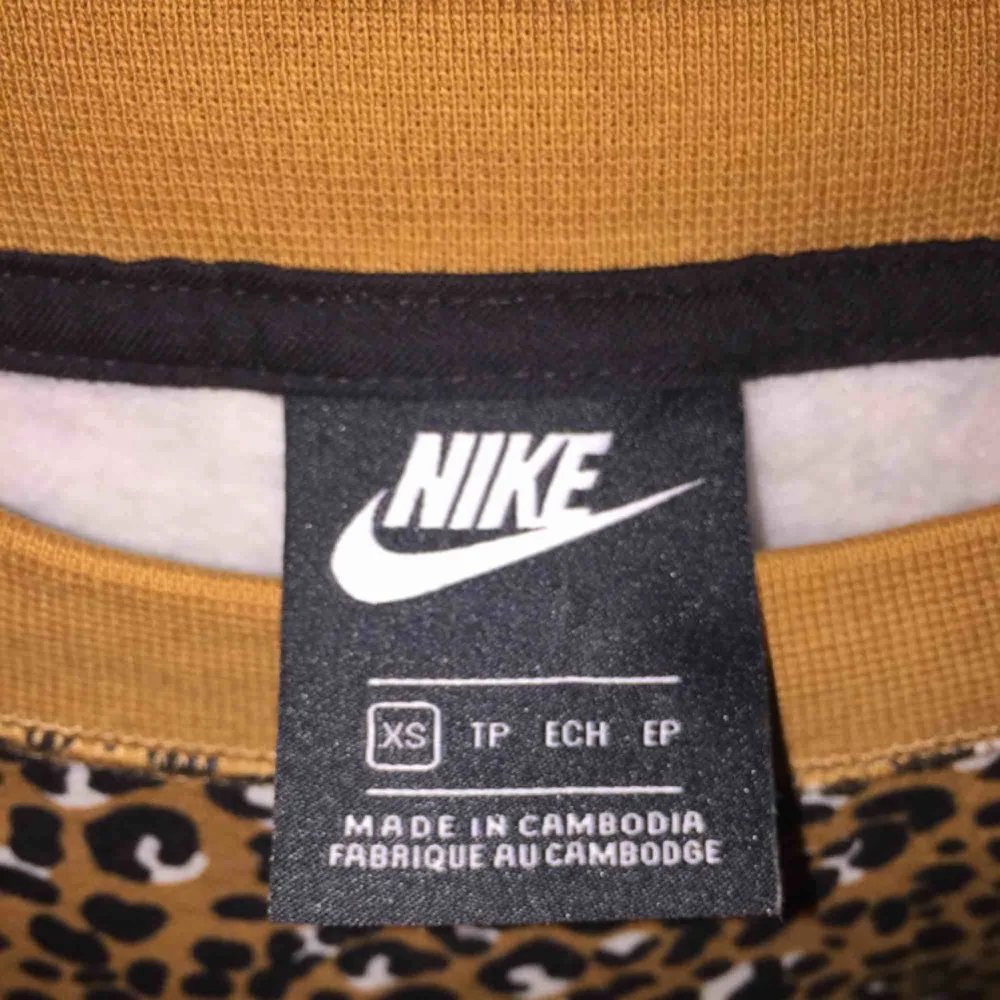 Leopard mönstrad tröja från Nike. I superfint skick! Som ny! Det är en XS men stor i storleken så mera en S. Frakt ingår! 🌟. Tröjor & Koftor.