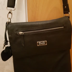  - Axelväska som ny har använts fåtal gånger, 