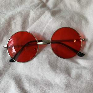 Röda, runda solglasögon från Bluefox. Knappt använda! 60kr inklusive frakt ❤️