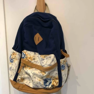  - Jättefin rymlig blommig ryggsäck, 150kr inklusive frakt!
